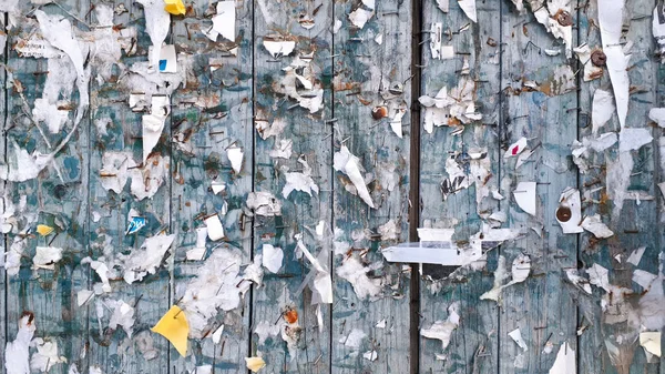 İlan panosundaki yırtık kağıt grunge desen ve arkaplan olarak, soyut aşınmış kalıp arkaplan