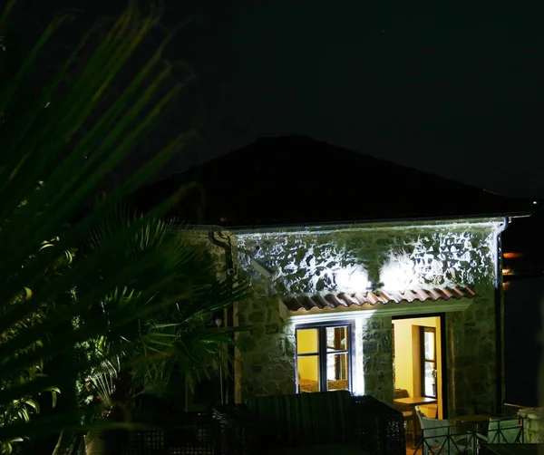 Gece kafe pencereleri ve duvar