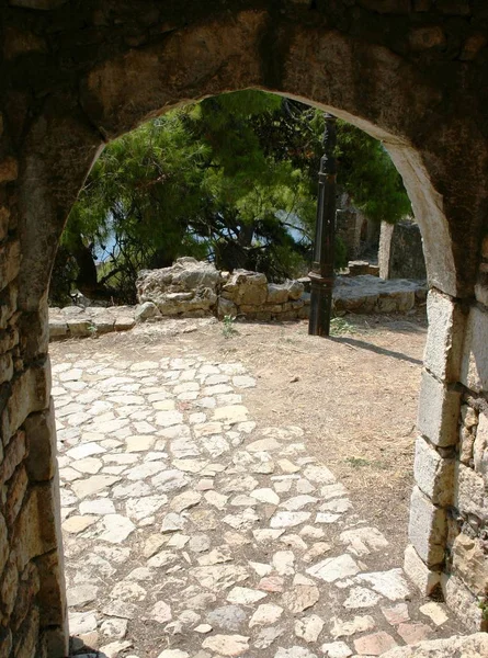 Taşlı kemer ve kalenin arnavut kaldırımlı yolu                    