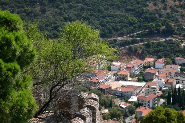 Vista bir tepenin üstünden bir geleneksel Akdeniz Köyü