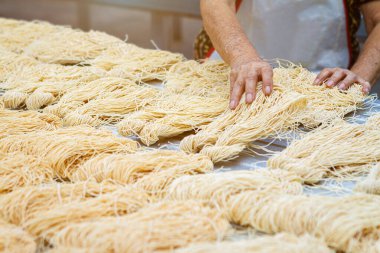 Sarı erişte ya da bana Sua gıda güneş ışığı içinde kurutma