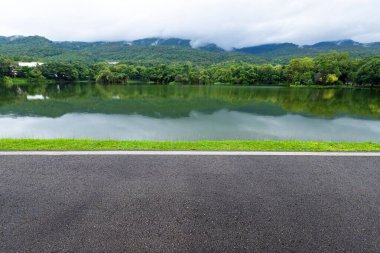 Asfalt siyah gri yol manzarası Ang Kaew Chiang 'da 