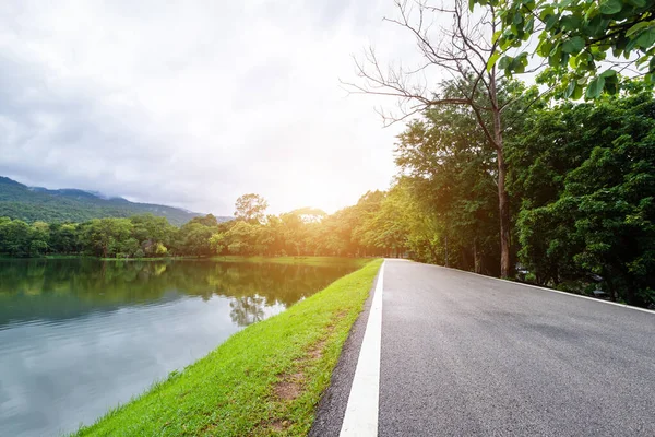 昂考江的沥青黑色灰色道路景观湖泊景观 — 图库照片