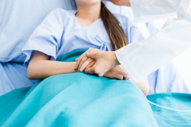 Asyalı Yoon 'a olumlu duygular besleyen doktor.