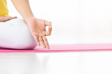 Asya 'lı kadınların yakın plan yoga çalışmalarının görüntüleri. 