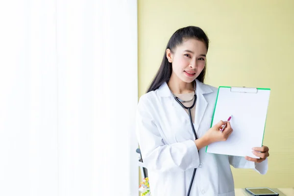 Asyalı genç bayan doktor. Terapi uzmanı. — Stok fotoğraf