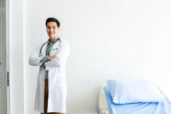 Portrait of Asian Young man doctor therapeutic advising with pos — Stock Photo, Image