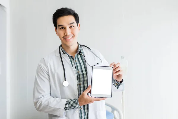 긍정적 인 이모 티오를 사용하여 치료하고 있는 아시아 청년 의사 — 스톡 사진