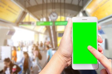 Kadın, boş ekran bulanık ima ile akıllı telefonu tutuyor