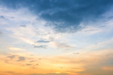 mavi parlak ve turuncu sarı dramatik günbatımı gökyüzü kırsalda