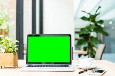 Boş yeşil ekran ve kahve kübü olan dizüstü bilgisayarın modeli.