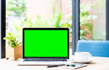 Boş yeşil ekran ve kahve kübü olan dizüstü bilgisayarın modeli.