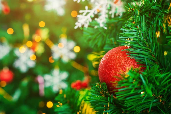 Close up de bolas coloridas no espaço cópia árvore de Natal verde ba — Fotografia de Stock