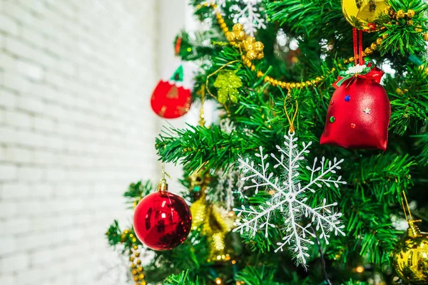 Close up na Barevné koule na zelené vánoční strom kopírovat prostor ba — Stock fotografie