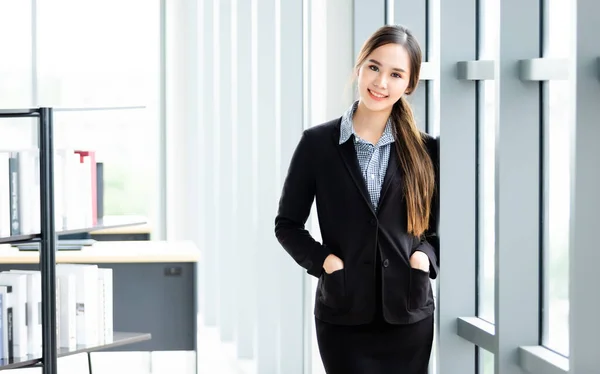 Porträt einer fröhlichen reifen asiatischen Geschäftsfrau in der offi — Stockfoto