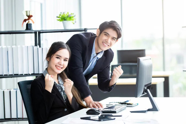 Feliz de que la mujer de negocios y socios de negocios debatan — Foto de Stock