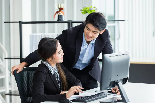 Feliz de empresários e parceiros de negócios discutindo depósito — Fotografia de Stock