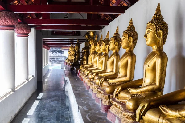 Belo Buda Dourado Muitas estátuas em Wat Phra Si Rattana Maha — Fotografia de Stock