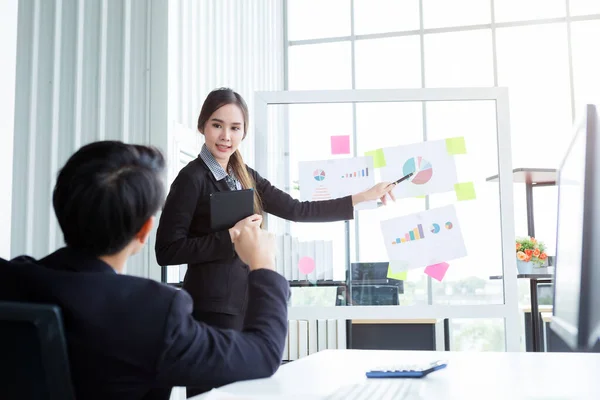 Geschäftsfrau und Geschäftsfrau Chefin zwei Partner präsentieren neue p — Stockfoto