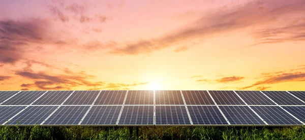Güneş paneli dramatik günbatımı gökyüzü arkaplanı, alternatif enerji