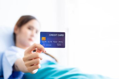 Asyalı genç bayan hasta gülen surat odaklı soyut bulanıklık 