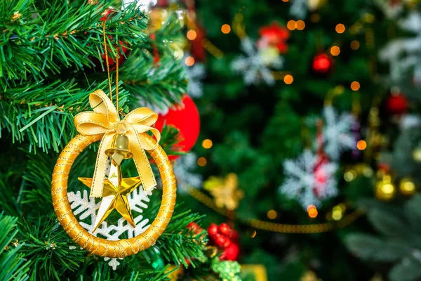 Close up de bolas coloridas no fundo da árvore de Natal verde De — Fotografia de Stock