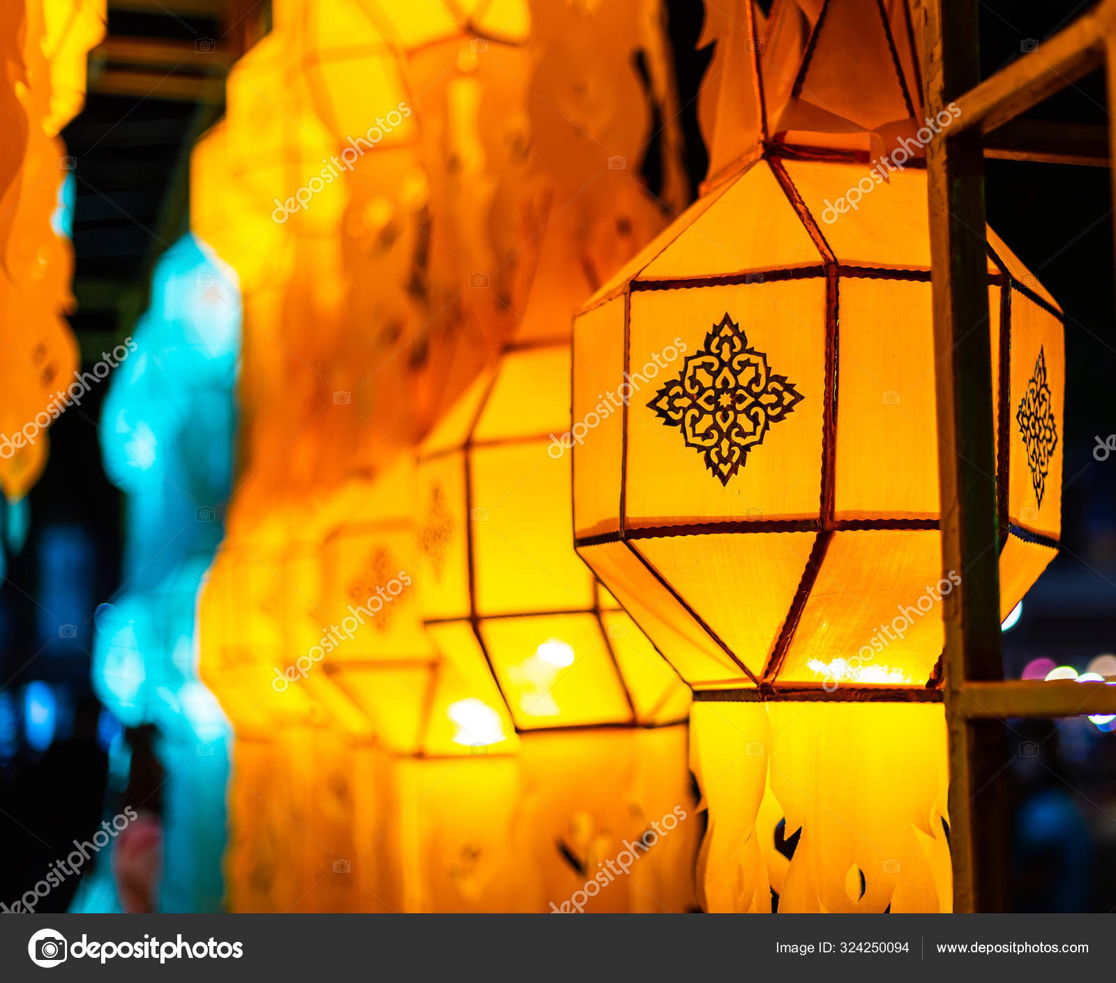 Lanterna de papel bonito Lanna são lanternas estilo tailandês do norte i —  Foto © Thinnapob #324250094, image size:1600x1410