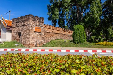 Tha Phae Kapısı Chiang Mai eski şehir ve sokak antik duvarı