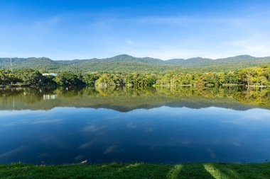 ile dağ ve rezervuar mavi gökyüzü arka plan ile yeşil ağaç 