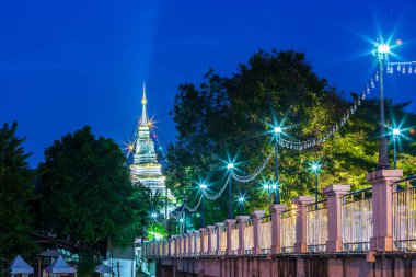 Gece yarısı, parlak resimli ve yaya köprüsünde yürüyen ışık.