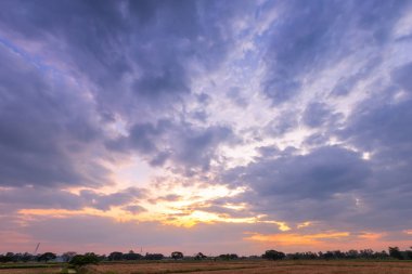 mavi parlak ve turuncu sarı dramatik günbatımı gökyüzü kırsalda