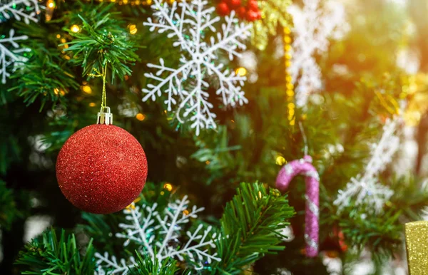 Close up de bolas coloridas no fundo da árvore de Natal verde De — Fotografia de Stock