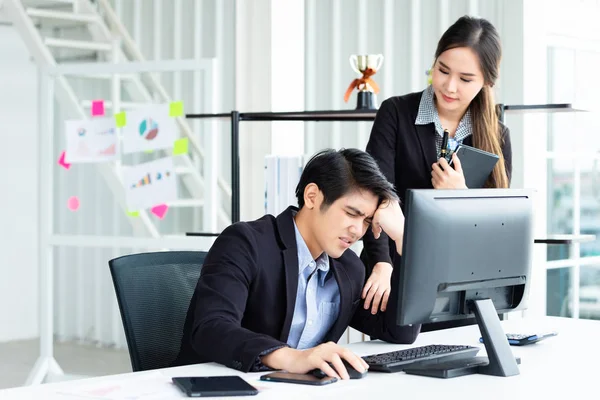 Dos hombres de negocios están estresados en el trabajo Con la mujer de negocios socio — Foto de Stock