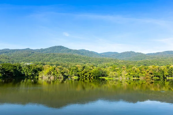 Krajina výhled na jezero na Ang Kaew Chiang Mai University v přírodě — Stock fotografie