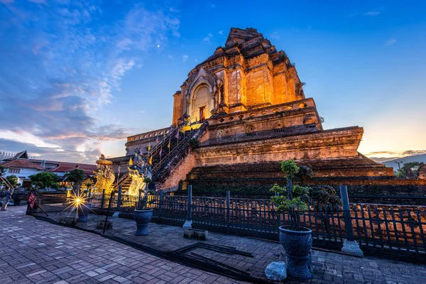 Wat Chedi Luang is een boeddhistische tempel in het historische centrum en — Stockfoto