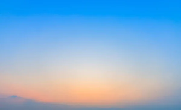 Azul brilhante céu pôr do sol dramático no campo ou praia colorido — Fotografia de Stock