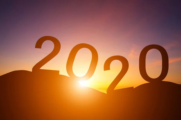 Frohes neues Jahr 2020, Silhouette des Hügels am frühen Morgen Sonnenaufgang o — Stockfoto