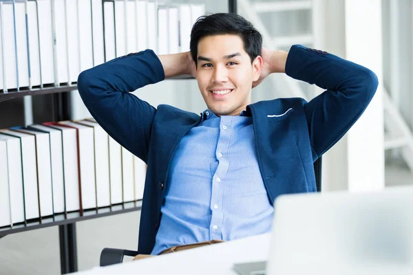 Feliz de éxito asiático joven hombre de negocios en ordenador portátil , — Foto de Stock