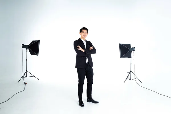 Retrato de hombre asiático joven guapo con los brazos cruzados es — Foto de Stock