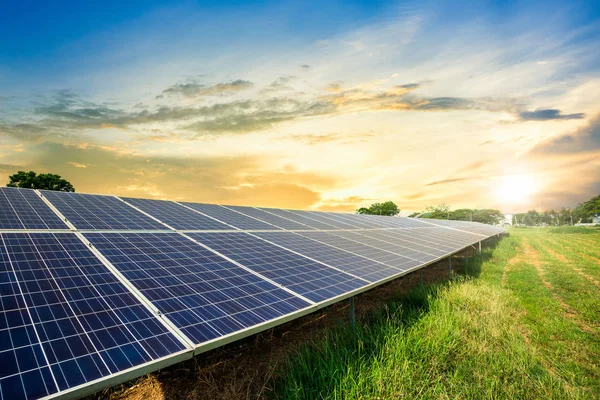 Solarzellen auf dramatischem Sonnenuntergangshimmel, saubere Alternative — Stockfoto