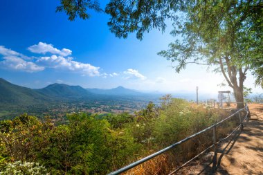 Güzel panoramik manzara yeşil orman sıradağları Phu Thok Pa