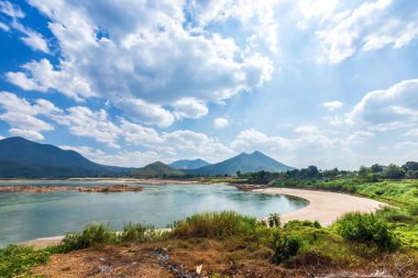 Mae Khong nehrinin Riverside manzarası ve limana park etmiş bir tekne.,