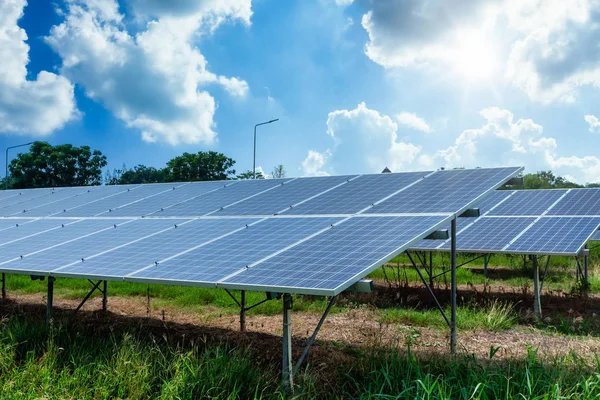 Poder painel solar no fundo do céu azul, alternativa limpa verde — Fotografia de Stock