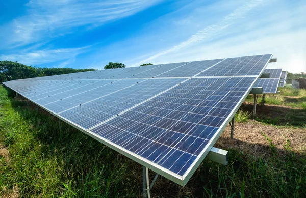 Pannello solare di potenza su sfondo cielo blu, alternativa verde pulito — Foto Stock