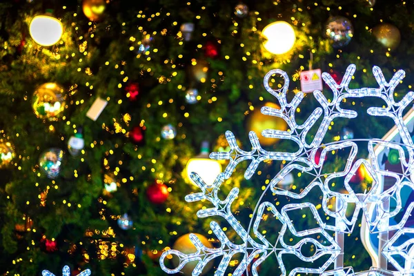 Close up de bolas coloridas no fundo da árvore de Natal verde De — Fotografia de Stock