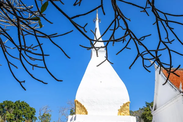 (Phra that Si Song Rak) the famous white pagoda is a Buddhist te — Stock Photo, Image