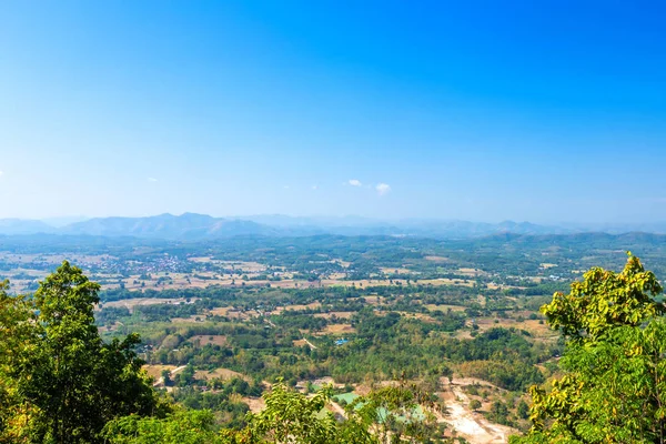 Прекрасний панорамний вид зелених лісів гірський масив Phu Thok Pa — стокове фото