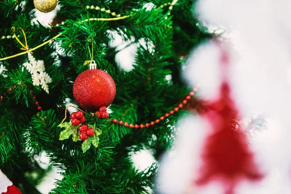 Zblízka barevné koule na zeleném vánoční strom pozadí De — Stock fotografie