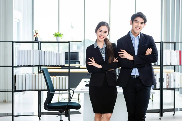 Retrato de dos socios hombres de negocios y mujeres de negocios discuten — Foto de Stock