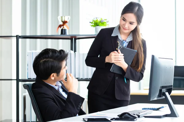 Feliz pareja de empresarias y socios de negocios discuten — Foto de Stock